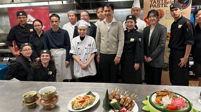 students, Thai Consul-General and Thai Trade Centre