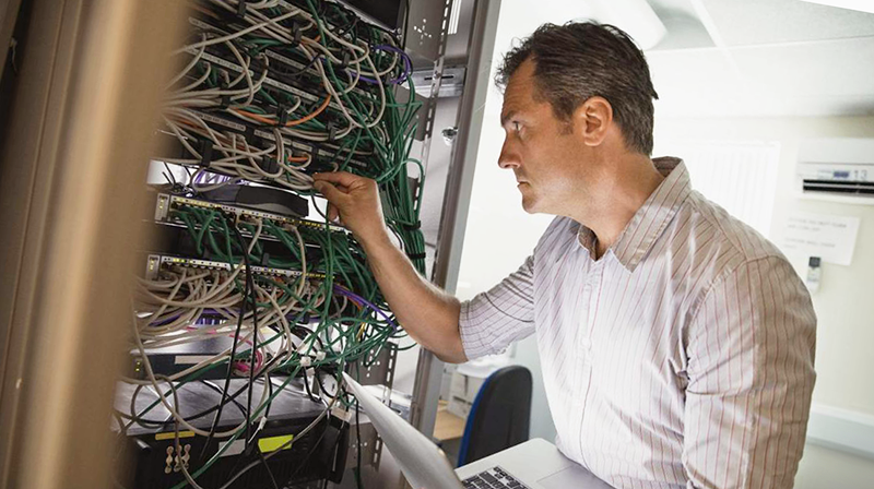 News-computer-systems-worker-800