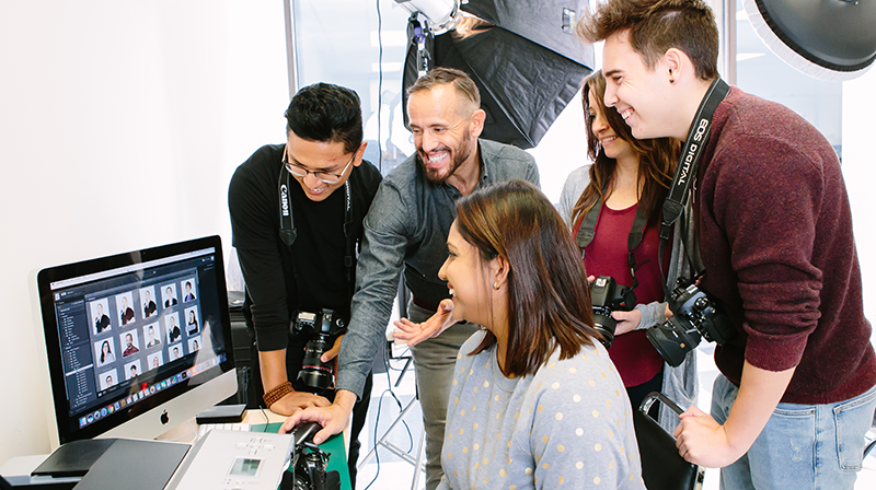 News-graphic-design-group-800