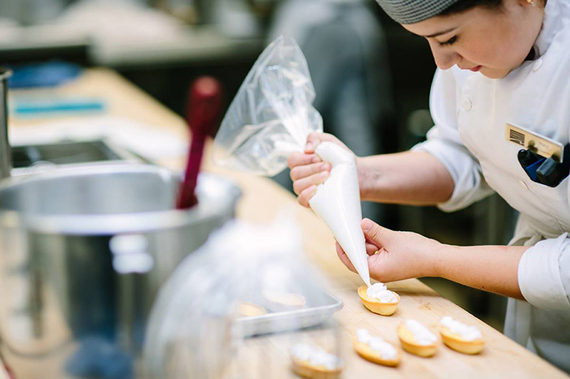 2018 VCC Baking students piping 800